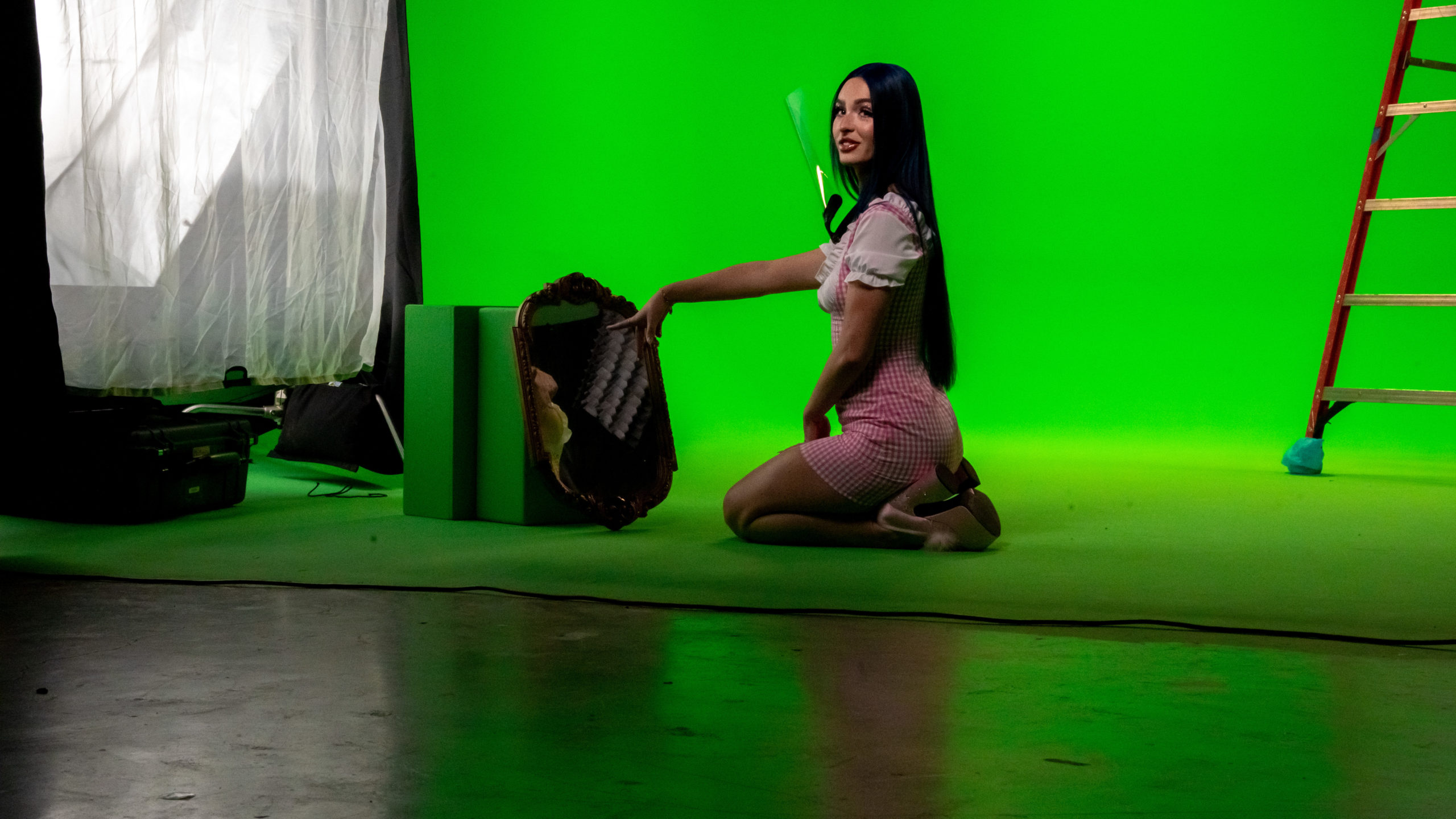 Greenscreen video shoot mirror